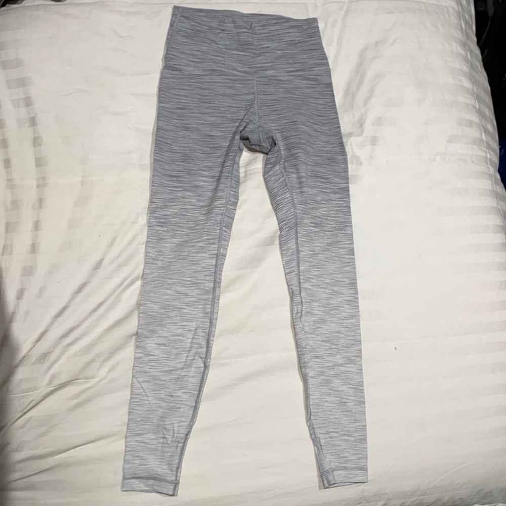 Lululemon 2 toned Wunder Under Size 6